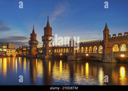 Berlin Deutschland, nächtliche Skyline an der Oberbaumbrücke und der Berliner Metro Stockfoto