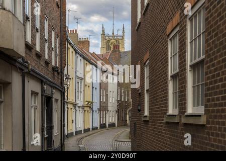 Kingston upon Hull, England, 2. Mai 2016: Häuser in der Prince Street mit dem Hull Minster im Hintergrund Stockfoto