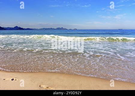 Copacabana Beach in Rio de Janeiro mit seinen Hügeln und der Stadt Nitrooi im Hintergrund Stockfoto