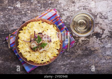 Bayerische Spätzelnudeln mit Käse Stockfoto