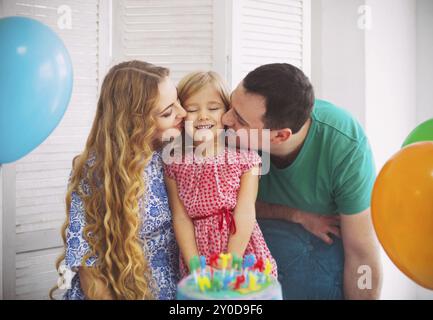 Porträt einer Familie feiern Geburtstag ihrer kleinen Tochter. Familienspaß Konzept Stockfoto