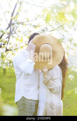 Junges Paar in Liebe küssen und umarmen in der Natur Stockfoto