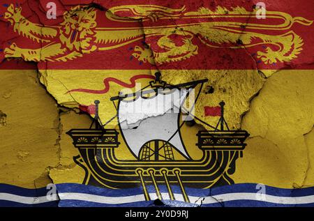 Flagge von New Brunswick auf rissige Wand gemalt Stockfoto