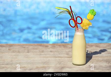 Glas pinacolada Cocktail am Schwimmbad Riff in ein tropisches Resort Stockfoto