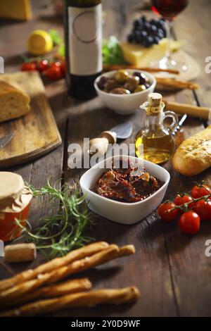 Italienische Lebensmittelzutaten mit Rotwein auf hölzernen Hintergrund Stockfoto