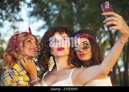 Outdoor-Porträt von drei Freunden fotografieren mit einem smartphone Stockfoto