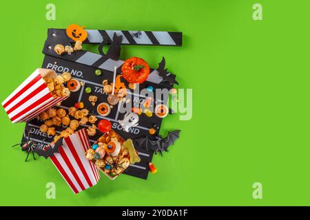 Horrorfilm, Filmabend, Halloween-Kinoparty mit Süßwareneimer, Popcorn, Filmklapperbrett und Halloween-Dekorationen Stockfoto