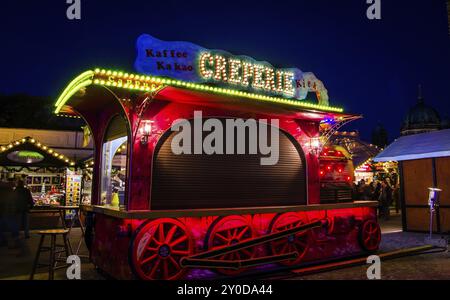 Roter Eisenbahnwagen, der in einen Crepe-Stand auf einem Weihnachtsmarkt umgebaut wurde Stockfoto