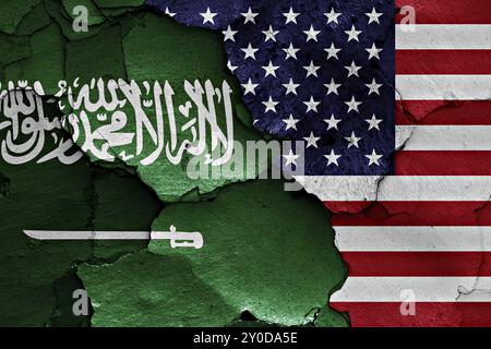 Flaggen von Saudi-Arabien und den USA auf gerissene Wand gemalt Stockfoto