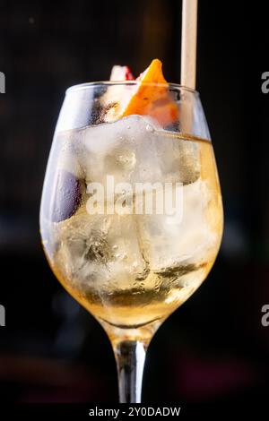 Pfirsichcocktail im Glas auf dunklem Hintergrund Stockfoto