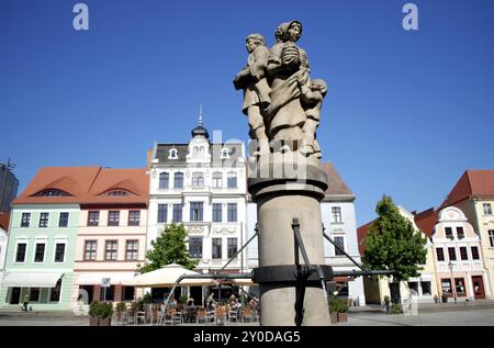 Cottbus, deutschland, altmarkt Marktplatz mit Brunnen und historischen Häusern Stockfoto