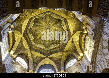 Puerta y cupula de la maqsura, construida durante la ampliacion de Alhaken IIMezquita-catedral de Cordoba, Andalusien, Spanien, Europa Stockfoto