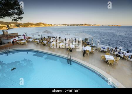 Terraza al Aaire libre, Bar Restaurant La Gran Tortuga, aldea de Cala Fornells, Calvia, Mallorca, Islas Baleares, Spanien, Europa Stockfoto