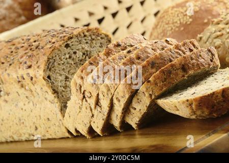 Komposition mit Brot und Brötchen auf Küchentisch Stockfoto