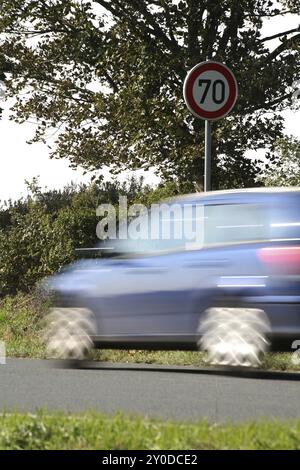 Geschwindigkeit vor einem Schild mit 70 km/h Stockfoto