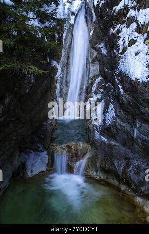 Tatzelwurm Wasserfall im Winter Stockfoto