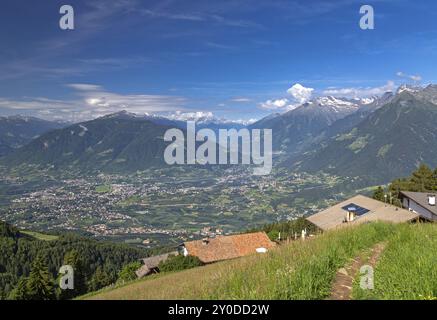 Blick auf das Vinschgau vom Taser Höhenweg oberhalb der Schenna bei Meran, Südtirol Stockfoto