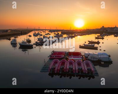 Sonnenaufgang über dem Hafen von Dún Laoghaire Stockfoto