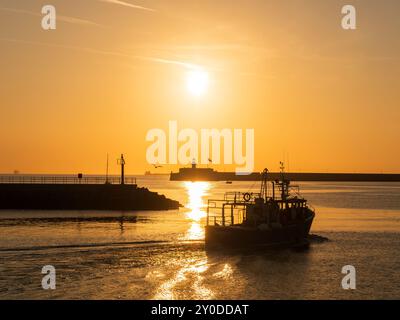 Sonnenaufgang über dem Hafen von Dún Laoghaire Stockfoto