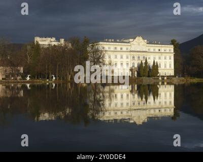 Schloss Leopoldskron und Schloss Hohensalzburg im Herbst, Salzburg, Österreich, Europa Stockfoto