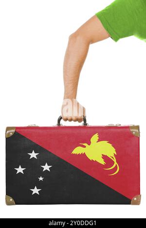 Die Papua-Neuguinea-Flagge auf einem Koffer. Isoliert auf weiß Stockfoto