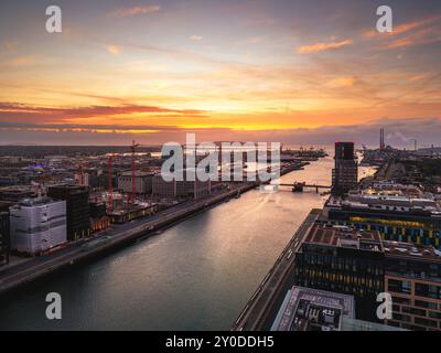 Himmel vor Sonnenaufgang über Dublin City Stockfoto