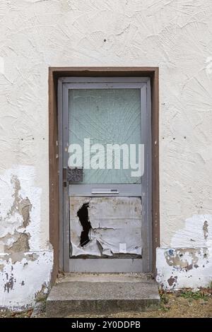 Beschädigte Vordertür an einem abgebrochenen Haus Stockfoto