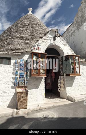 Souvenirladen in einem Trullo in einer Straße von Alberobello, Apulien, Italien, Europa Stockfoto