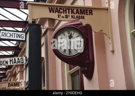 Utrecht, Niederlande. Mai 2023. Ein alter Warteraum mit Gepäckaufbewahrung im Eisenbahnmuseum Utrecht Stockfoto