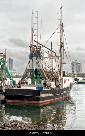 Southport, Gold Coast, Queensland, Australien, 14. August, 2024. Fischtrawler an der Anlegestelle an der Goldküste. Stockfoto