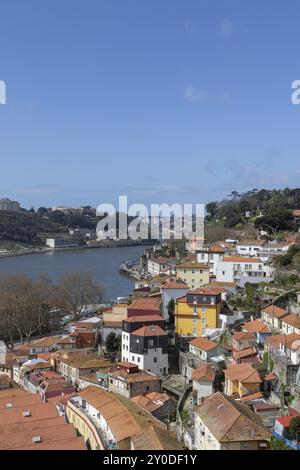 Blick über die Dächer der Stadt und den Fluss Douro, Parque de las Virtudes, öffentlicher Park, Grünanlage, Porto, Portugal, Europa Stockfoto