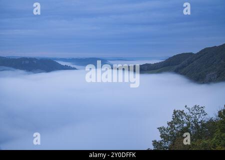 Nebel steigt auf den Bergen der kleinen Saarschleife. Mystische Stille an der Saar im Saarland Stockfoto