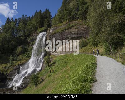 Touristen auf dem Weg nach Steinsdalsfossen in Norwegen Stockfoto