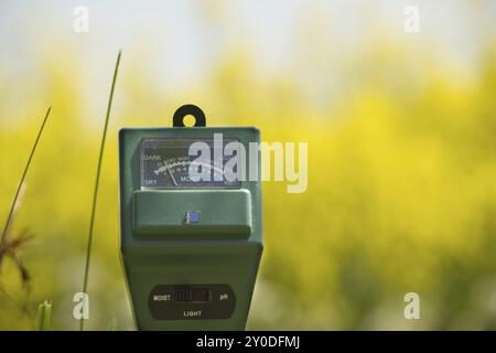 Landwirtschaftsmessgerät in Nahaufnahme über unscharfen Hintergrund. Hochtechnologie-Landwirtschaftskonzept Stockfoto