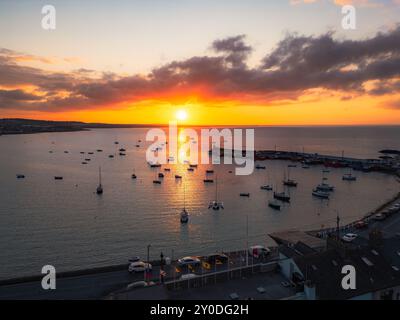 Sonnenuntergang über dem Hafen von Skerries Stockfoto