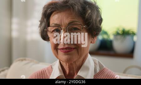 Kaukasische Großmutter Seniorin Frau, die wegschaut, drehen Sie sich zu Kamera lächeln Zahnothy glücklich alte, reife Frau ältere Oma in Brille medizinische Klinik Patient Stockfoto