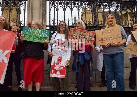 London, Großbritannien. September 2024. Demonstranten versammeln sich vor dem Parlament in Westminster und rufen die Labour-Regierung auf, das Öl- und Gasfeld Rosebank in der Nordsee zu stoppen. Quelle: Vuk Valcic/Alamy Live News Stockfoto