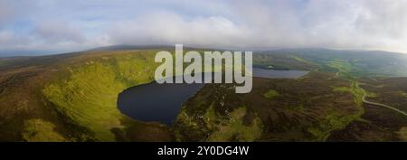 Panoramablick auf Lough Bray aus der Vogelperspektive Stockfoto