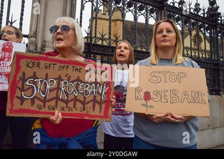 London, Großbritannien. September 2024. Demonstranten versammeln sich vor dem Parlament in Westminster und rufen die Labour-Regierung auf, das Öl- und Gasfeld Rosebank in der Nordsee zu stoppen. Quelle: Vuk Valcic/Alamy Live News Stockfoto