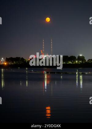 Dunkler Mond, der über den Poolbeg-Schornsteinen von Clontarf aufsteigt, verursacht durch kanadischen Wildbrand-Rauch Stockfoto