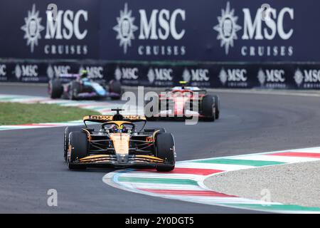 Monza, Italien. September 2024. McLarens australischer Fahrer Oscar Piastri (Front) tritt am 1. September 2024 beim Formel-1-Grand-Prix von Italien auf dem Monza Circuit an. Quelle: Zhao Dingzhe/Xinhua/Alamy Live News Stockfoto