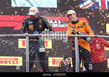 Monza, Italien. September 2024. Charles Leclerc (L) feiert mit McLaren's australischem Fahrer Oscar Piastri bei der Siegerehrung des Formel-1-Grand-Prix auf dem italienischen Monza Circuit am 1. September 2024. Quelle: Zhao Dingzhe/Xinhua/Alamy Live News Stockfoto