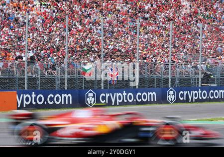 Monza, Italien. September 2024. Zuschauer sehen sich den Grand Prix der Formel 1 auf dem italienischen Monza Circuit am 1. September 2024 an. Quelle: Zhao Dingzhe/Xinhua/Alamy Live News Stockfoto