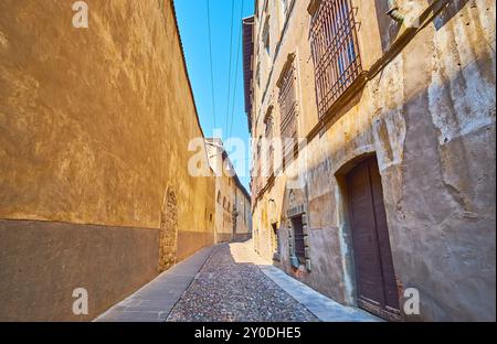 Gehen Sie auf den hügeligen, schmalen mittelalterlichen Stein Via Arena Street, die sich in der Oberstadt (Citta Alta) von Bergamo, Lombardei, Italien befindet Stockfoto