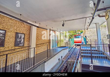 BERGAMO, ITALIEN - 7. APRIL 2022: Die Halle des Bahnhofs von Bergamo-San Vigilio mit Blick auf den roten Oldtimer, der auf die San Vigil fährt Stockfoto