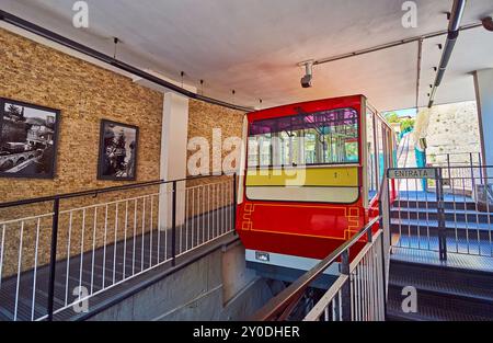 BERGAMO, ITALIEN - 7. APRIL 2022: Der Oldtimer der Seilbahn Bergamo-San Vigilio ist an der Talstation in Citta Alta von Bergamo, Lombardei, angekommen. Stockfoto