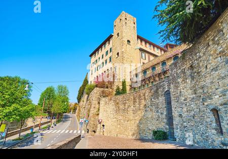 Das mittelalterliche Gebäude des Bischofsseminars von Giovanni XXIII mit massivem Steinturm von Viale delle Mura mit erhaltener mittelalterlicher Stadtmauer, Bergamo, Stockfoto