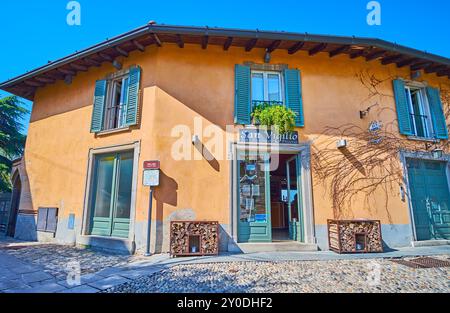 BERGAMO, ITALIEN - 7. APRIL 2022: Fassade des alten Hauses mit Restaurant auf der Via San Vigilio, Hügel San Vigilio, Bergamo, Lombardei, Italien Stockfoto