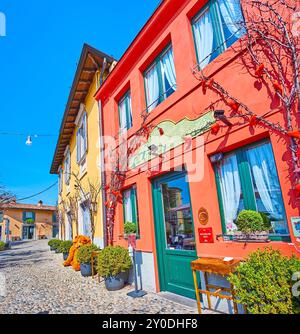 BERGAMO, ITALIEN - 7. APRIL 2022: Die farbigen Fassaden der Restaurants und Cafés befinden sich in der Via al Castello auf dem Hügel San Vigil, Bergamo, Lombardei, I Stockfoto