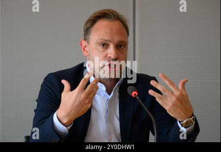 Dresden, Deutschland. September 2024. Alexander Dierks, Generalsekretär der CDU Sachsen, spricht auf einer Pressekonferenz zur landtagswahl in Sachsen. Robert Michael/dpa/Alamy Live News Stockfoto